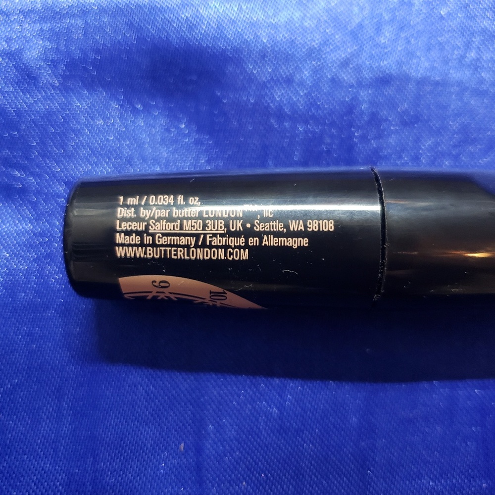 Eyeliner Nails Eyelashes Make-Up Bundle - Picture 4 of 6